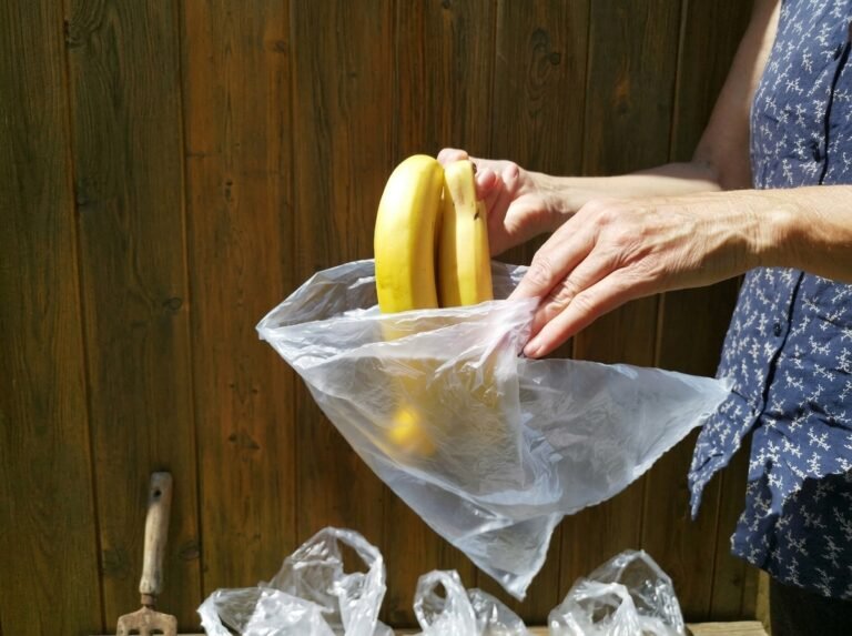 banane et sac en plastique mis dans un sac
